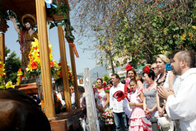 Miles de vecinos y visitantes arropan la gran romería en honor a San Juan de Arroyo de la Miel